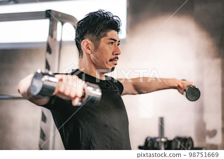 在健身房訓練的人 在健身房訓練的人 98751669