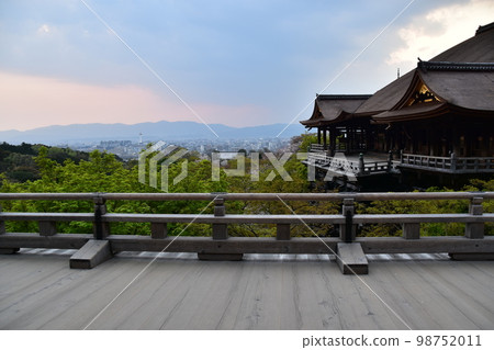 日本京都，春天的清水寺，國寶清水舞台的主殿，黃昏的城市景觀，美麗的櫻花和新鮮的綠色植物 98752011