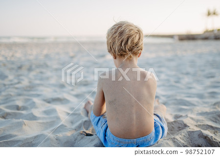 Little boy playing on the beach, rear view. 98752107