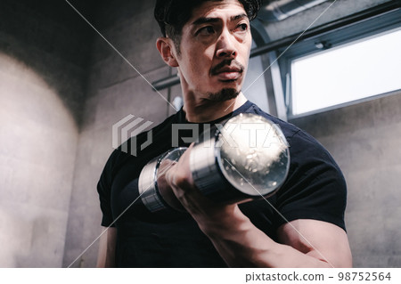 在健身房做力量訓練的男人 在健身房做力量訓練的男人 98752564