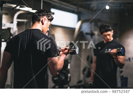 在健身房做力量訓練的男人 98752587