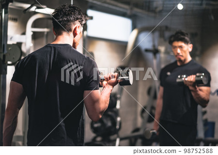 在健身房做力量訓練的男人 在健身房做力量訓練的男人 98752588