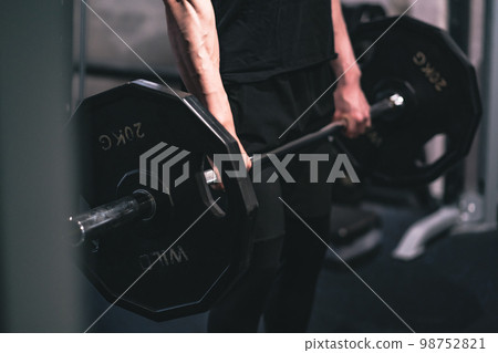 男人在健身房舉槓鈴 男人在健身房舉槓鈴 98752821