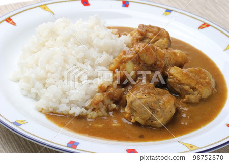 用當地雞肉製成的辣味咖哩雞 98752870