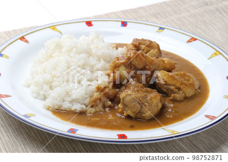 用當地雞肉製成的辣味咖哩雞 98752871