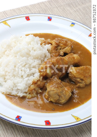 用當地雞肉製成的辣味咖哩雞 98752872