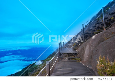 Conquering Mt Kinabalu Conquering Mt Kinabalu 98753485