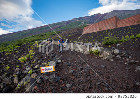 Mt Fuji trail sign in Japanese at 6th station in Fujiyoshida, Yamanashi, Japan. August 4, 2022 Mt Fuji trail sign in Japanese at 6th station in Fujiyoshida, Yamanashi, Japan. August 4, 2022 98753826