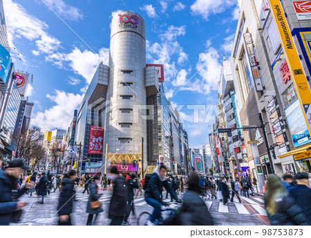 日本東京城市景觀，1 月，俯瞰澀谷 109 等，冬季陽光明媚 = 1 月 19 日 98753873