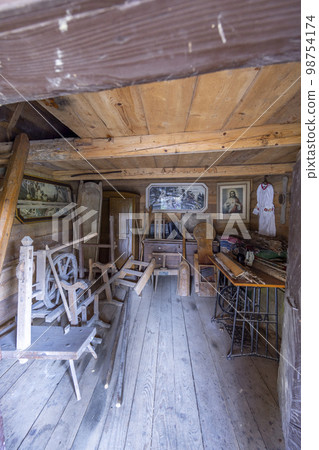 Old wooden village house, Hervartov near Bardejov, Slovakia Old wooden village house, Hervartov near Bardejov, Slovakia 98754174