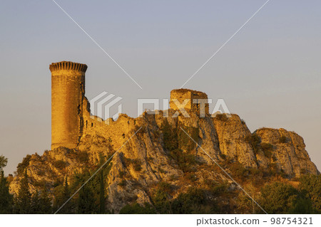 Chateau de Hers ruins near Chateauneuf-du-Pape, Provence, France Chateau de Hers ruins near Chateauneuf-du-Pape, Provence, France 98754321