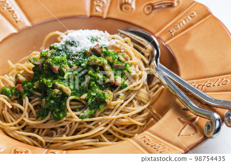 spaghetti with spinach leaves, bacon and parmesan cheese 98754435