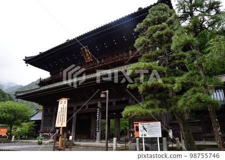 Minobusan Kuonji Sanmon Gate (Yamanashi Prefecture) Minobusan Kuonji Sanmon Gate (Yamanashi Prefecture) 98755746