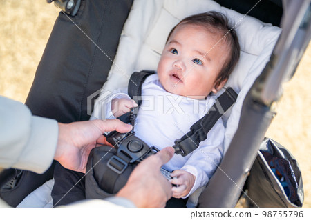 寶寶在目的地坐嬰兒車，爸爸係好安全帶 98755796