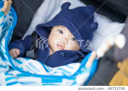 嬰兒在外出時坐上嬰兒車並蓋上毯子 98755798