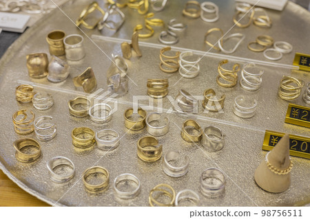 戒指的櫃檯銷售 98756511