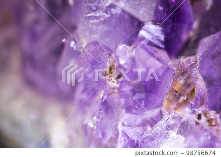 美麗的紫色紫水晶寶石 美麗的紫色紫水晶寶石 98756674