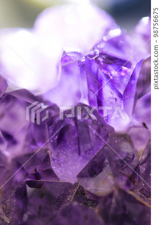 美麗的紫色紫水晶寶石 美麗的紫色紫水晶寶石 98756675