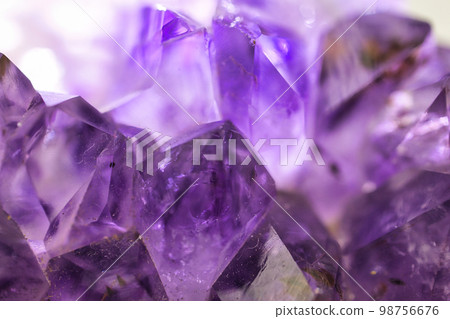 美麗的紫色紫水晶寶石 美麗的紫色紫水晶寶石 98756676