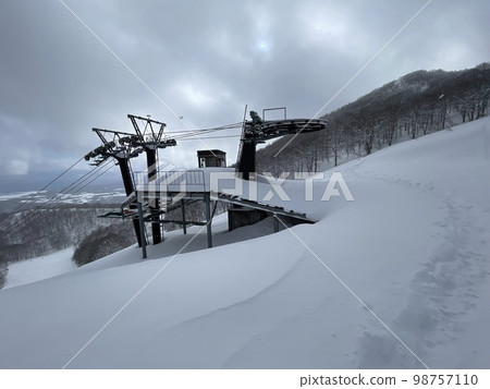 2023 年 1 月,福島縣阿爾茨萬代滑雪場的非壓實雪道纜車 2023 年 1 月,福島縣阿爾茨萬代滑雪場的非壓實雪道纜車 98757110