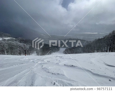 2023 年 1 月,福島縣阿爾茨萬代滑雪場的非壓實雪道纜車 2023 年 1 月,福島縣阿爾茨萬代滑雪場的非壓實雪道纜車 98757111