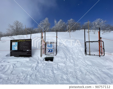 2023年1月連接福島縣Alts Bandai滑雪場和Nekoma滑雪場的雪地步行路線入口 98757112