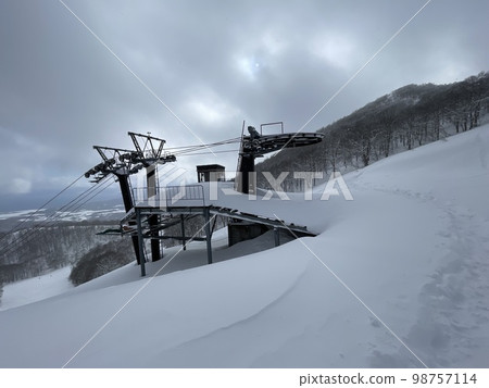 2023 年 1 月,福島縣阿爾茨萬代滑雪場的非壓實雪道纜車 2023 年 1 月,福島縣阿爾茨萬代滑雪場的非壓實雪道纜車 98757114