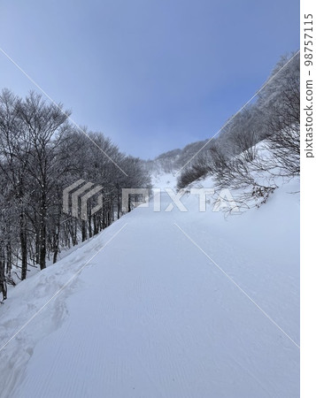 2023 年 1 月,福島縣萬代滑雪場的升降機已停止工作的非壓實雪道通道 2023 年 1 月,福島縣萬代滑雪場的升降機已停止工作的非壓實雪道通道 98757115
