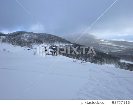 2023 年 1 月，福島縣阿爾茨萬代滑雪場的非壓實雪道纜車 98757116
