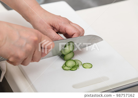 [Cucumber sliced with a Santoku knife] 98757162