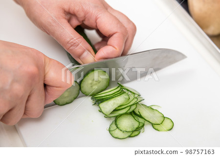 [Cucumber sliced with a Santoku knife] 98757163