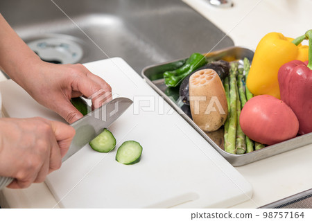 [黃瓜用三德刀切塊] 98757164