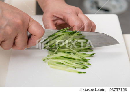 [Julienne cucumber with Santoku knife] 98757168