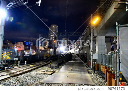 Fierce fight in the middle of the night!! Elimination of the "unopened railroad crossing"... Nighttime work for track switching accompanying elevated construction 98761573