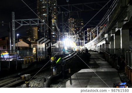 Fierce fight in the middle of the night!! Elimination of the "unopened railroad crossing"... Nighttime work for track switching accompanying elevated construction 98761580