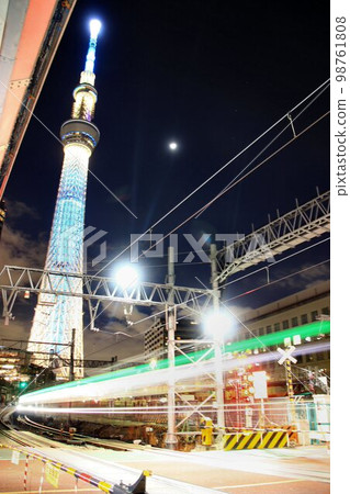 A railroad that has been running since the Meiji period... On the final night, the ``unopened railroad crossing'' will be resolved and elevated construction will take place.The last train before the track changeover A railroad that has been running since the Meiji period... On the final night, the ``unopened railroad crossing'' will be resolved and elevated construction will take place.The last train before the track changeover 98761808