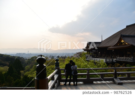 日本京都，春天的清水寺，名為清水舞台的國寶正殿，黃昏的城市景觀和新鮮的綠色植物，一對夫婦拍照 98762526