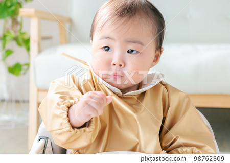 神神時代的嬰兒抓起嬰兒食品吃 98762809