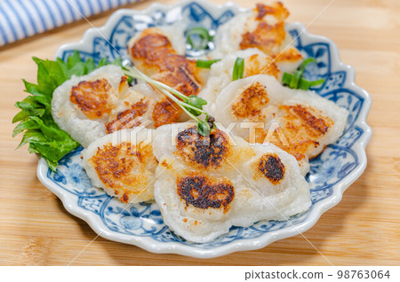 Chewy and crunchy rice cake hanpen 98763064