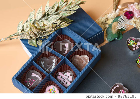 情人節和白色情人節的巧克力形象 98763193