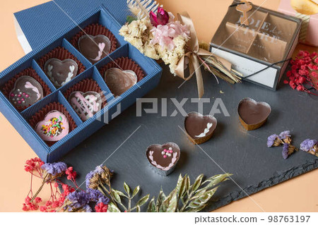 情人節和白色情人節的巧克力形象 98763197