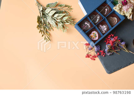 情人節和白色情人節的巧克力形象 98763198