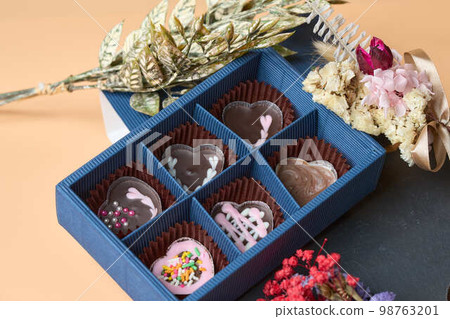 情人節和白色情人節的巧克力形象 情人節和白色情人節的巧克力形象 98763201