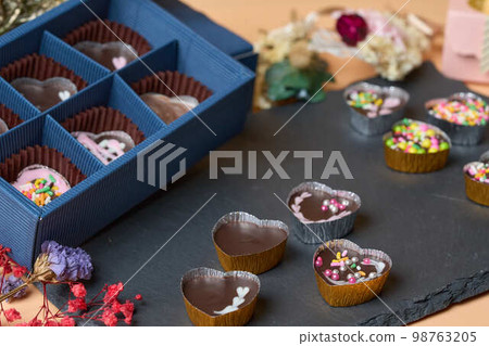 情人節和白色情人節的巧克力形象 98763205