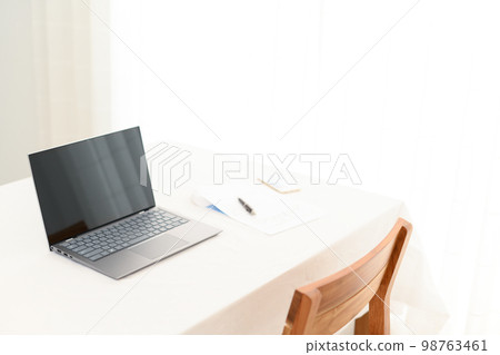 白桌上的筆記本電腦、文件和智能手機 98763461