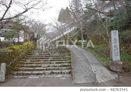Scenery of the approach road_Ohara Sanzen-in Temple 98763541