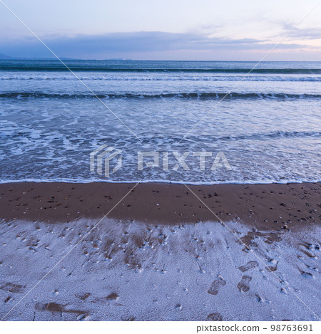Sea view. Winter beach. blur due to long exposure Sea view. Winter beach. blur due to long exposure 98763691
