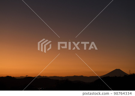 Nagasaka-cho, Hokuto City, thin moon and silhouette Fuji in the dawn sky Nagasaka-cho, Hokuto City, thin moon and silhouette Fuji in the dawn sky 98764334
