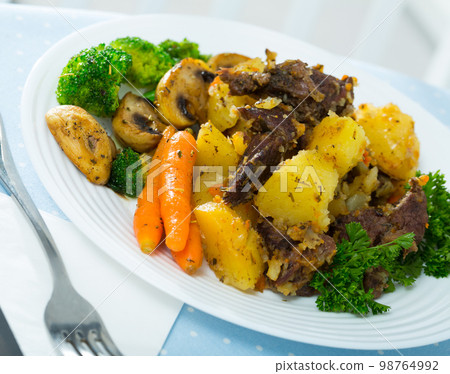 Stewed with beef with vegetables 98764992