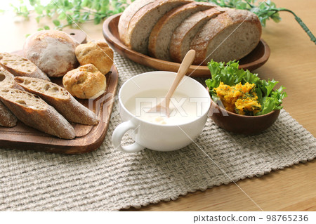 健康湯飯和小米麵包 健康湯飯和小米麵包 98765236